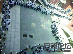 学生打饭.jpg