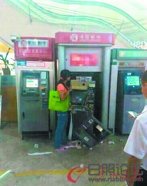 东莞：女子因银行卡被吞徒手拆毁ATM机.jpg