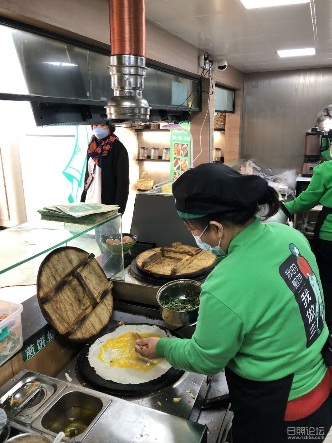 邻村二妮菜煎饼做煎饼2.jpeg